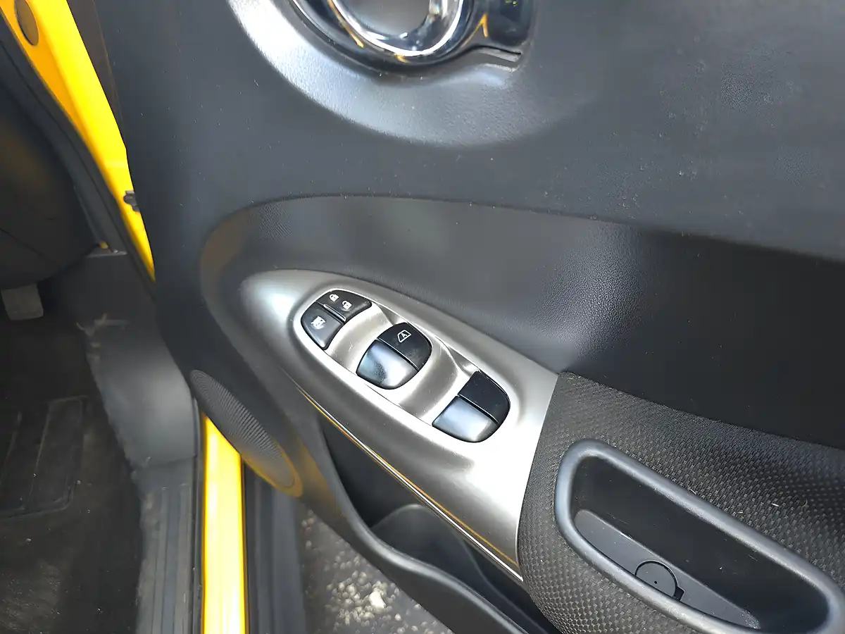Used 2014 Nissan Juke Acenta Yellow - Interior and Exterior details 11