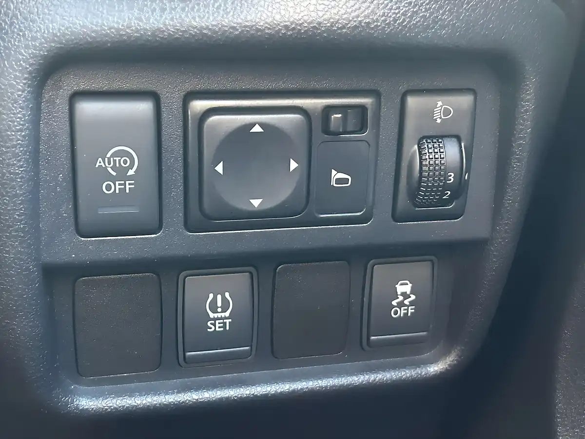 Used 2014 Nissan Juke Acenta Yellow - Interior and Exterior details 20
