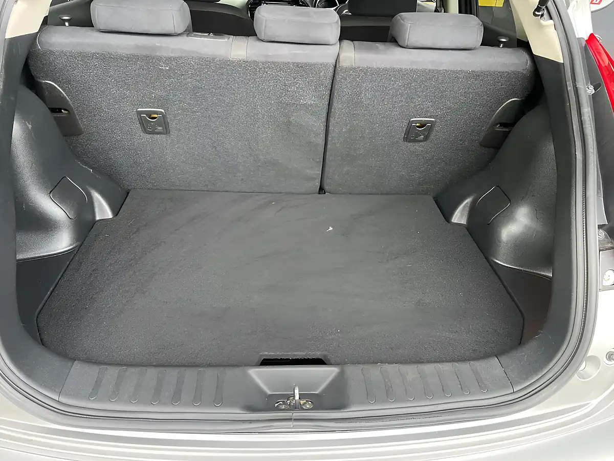 Used 2014 Nissan Juke N-Tec Silver - Interior and Exterior details 9