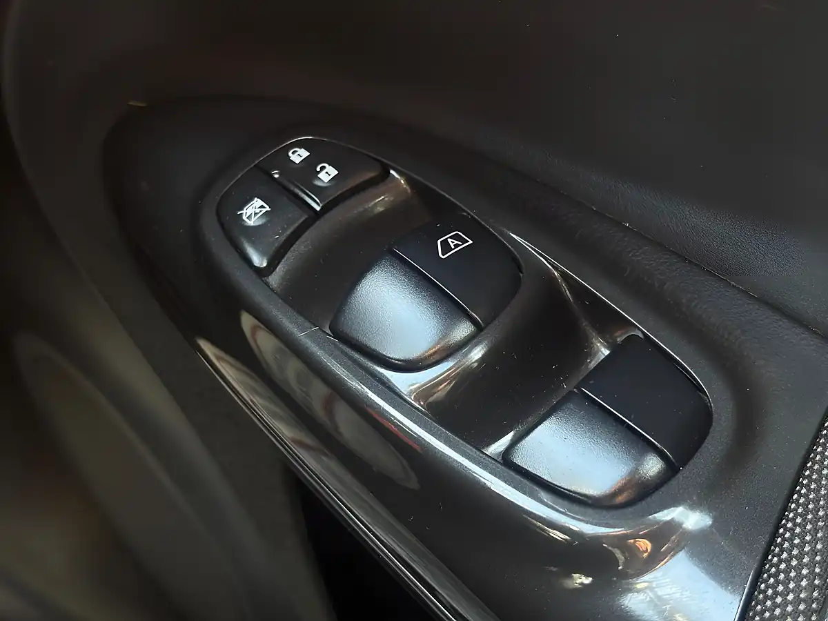 Used 2014 Nissan Juke N-Tec White - Interior and Exterior details 19