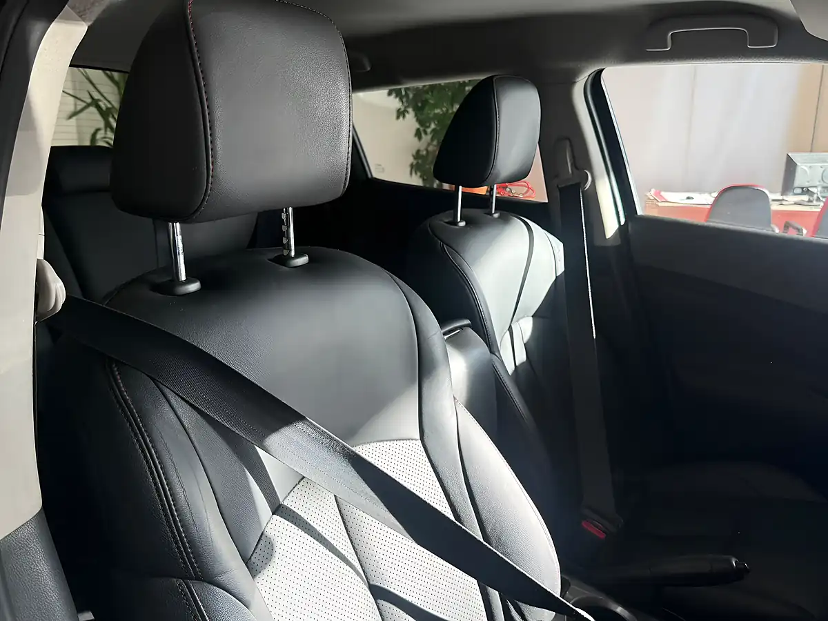 Used 2014 Nissan Juke Tekna Black - Interior and Exterior details 15