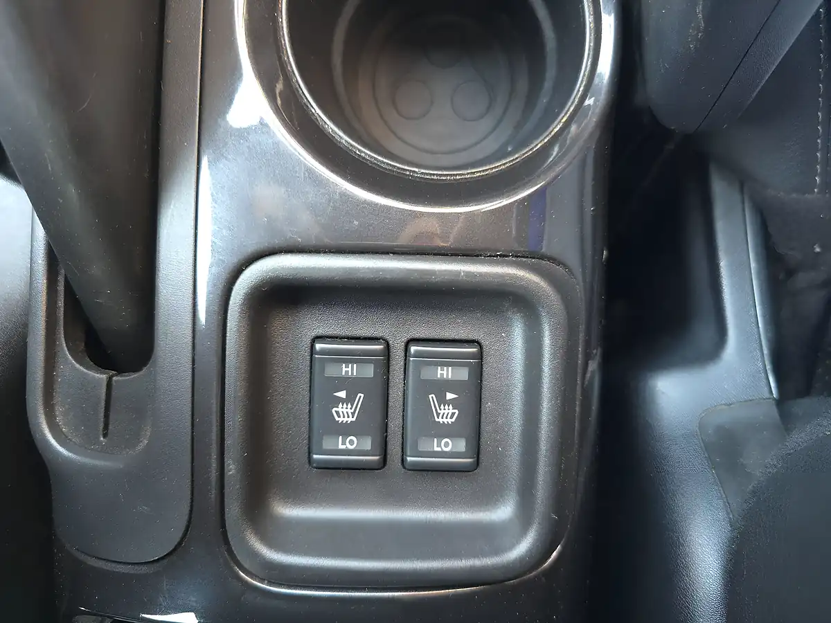 Used 2014 Nissan Juke Tekna Blue - Interior and Exterior details 11