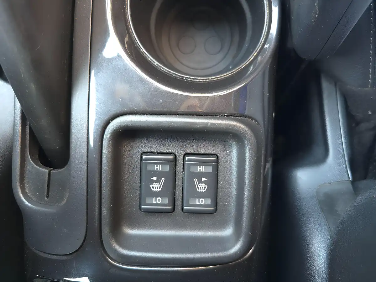 Used 2014 Nissan Juke Tekna Blue - Interior and Exterior details 18