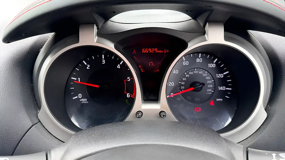 Used 2014 Nissan Juke Tekna Blue - Interior and Exterior details 10