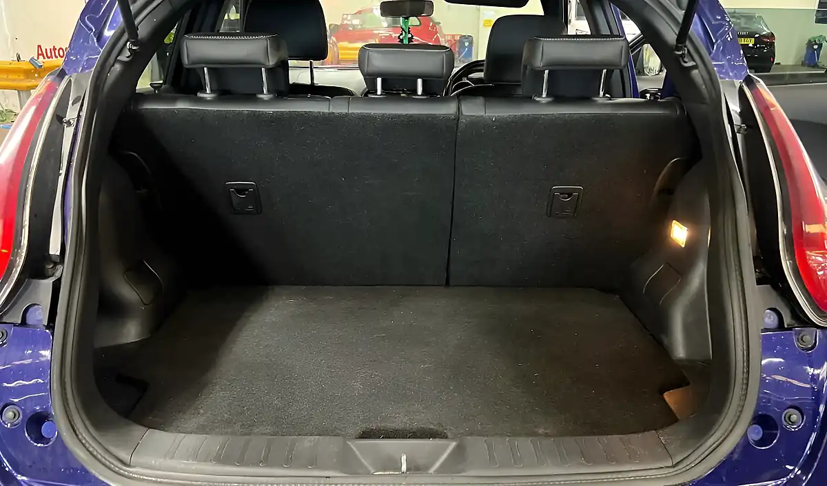 Used 2014 Nissan Juke Tekna Blue - Interior and Exterior details 8