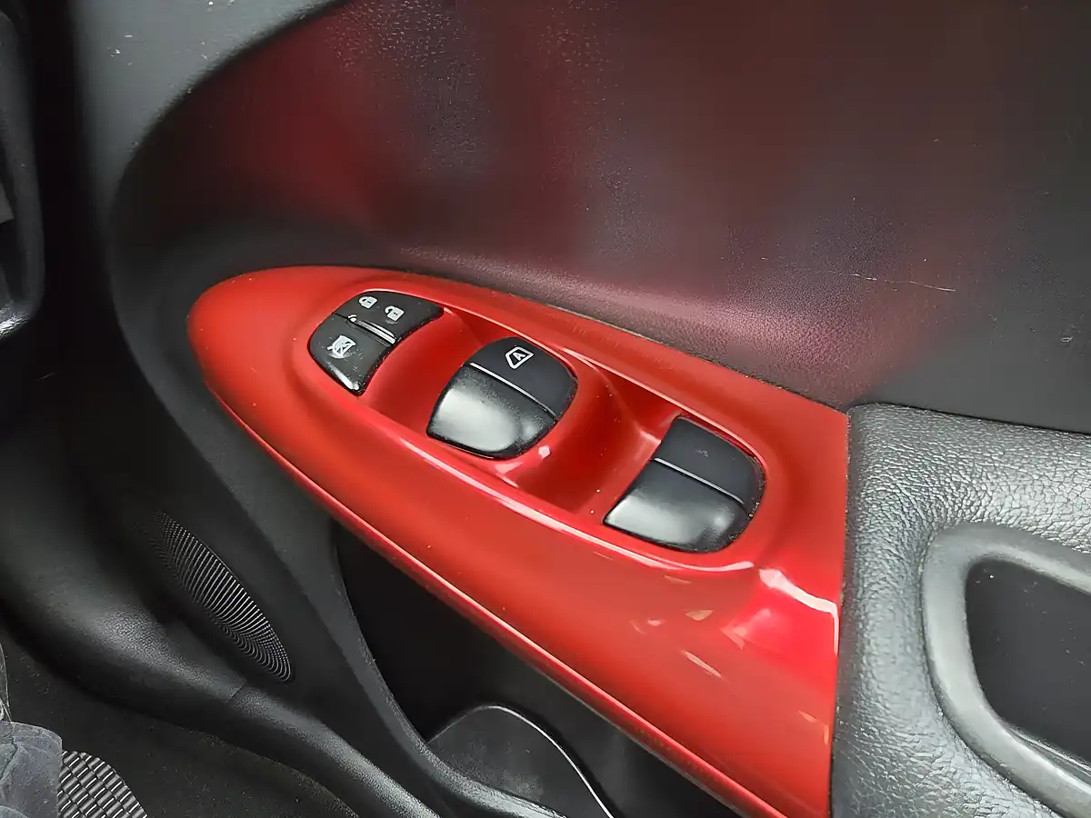 Used 2014 Nissan Juke Tekna Grey - Interior and Exterior details 13