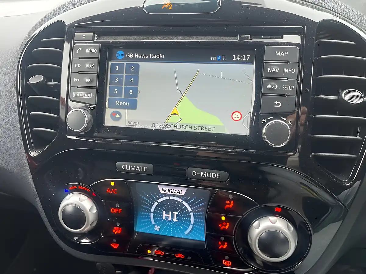 Used 2014 Nissan Juke Tekna Grey - Interior and Exterior details 7