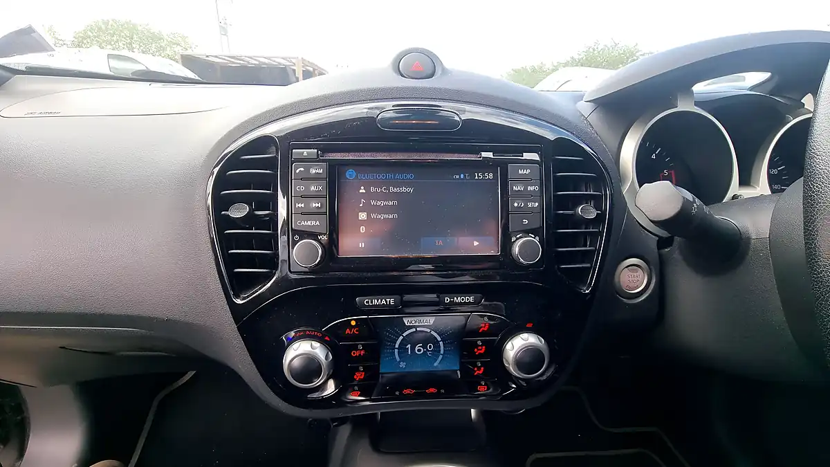 Used 2014 Nissan Juke Tekna Grey - Interior and Exterior details 8