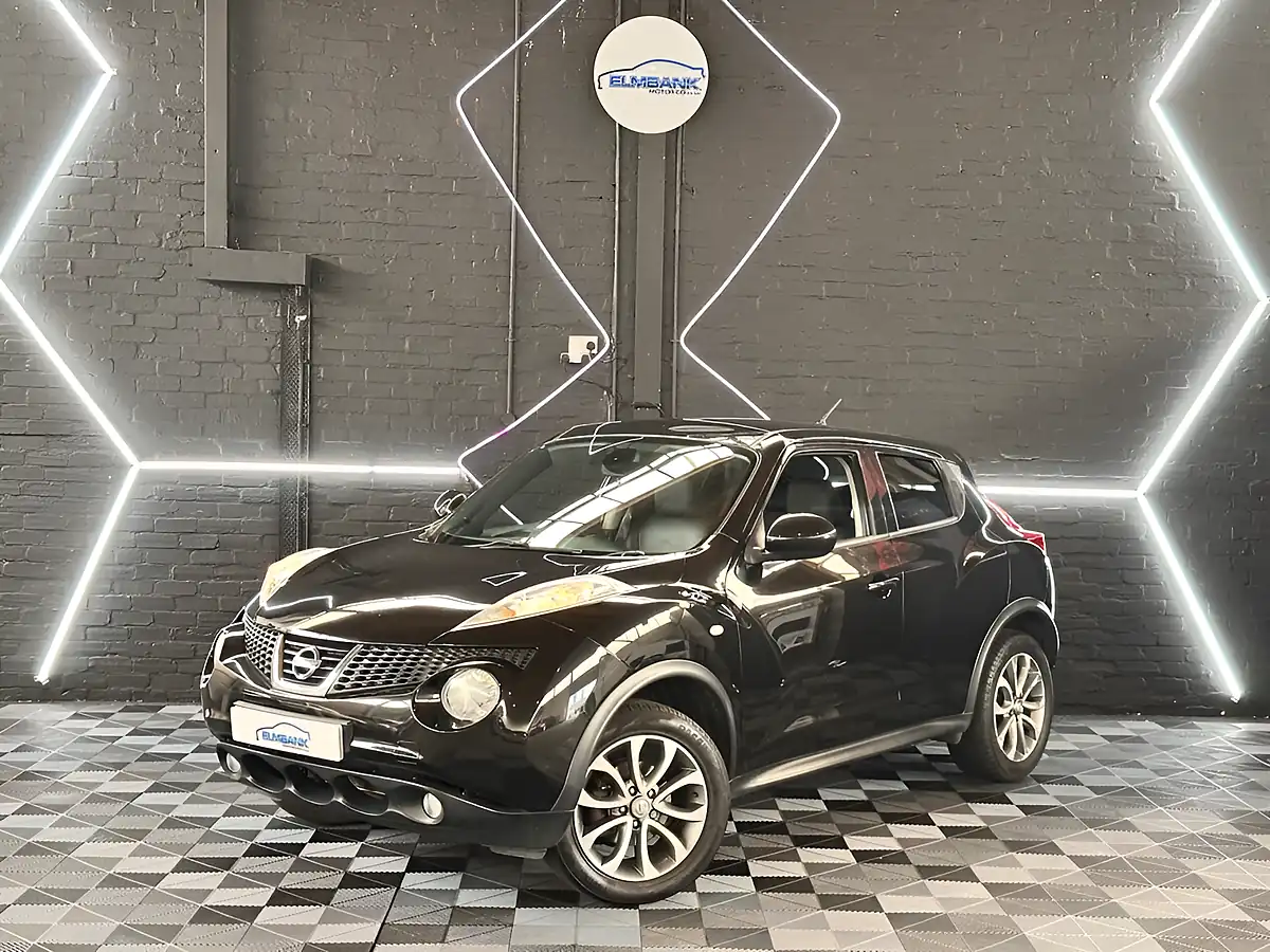 Used 2014 Nissan Juke Tekna Pearl Black - Front View