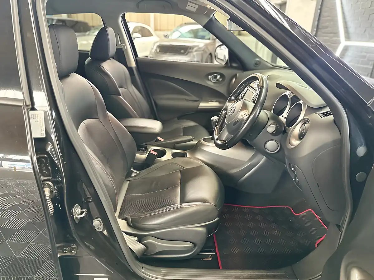 Used 2014 Nissan Juke Tekna Pearl Black - Interior and Exterior details 2