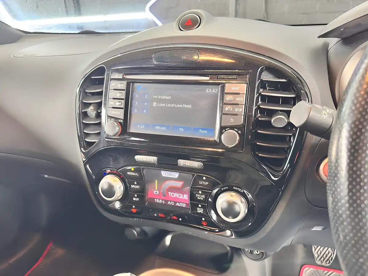 Used 2014 Nissan Juke Tekna Pearl Black - Interior and Exterior details 3