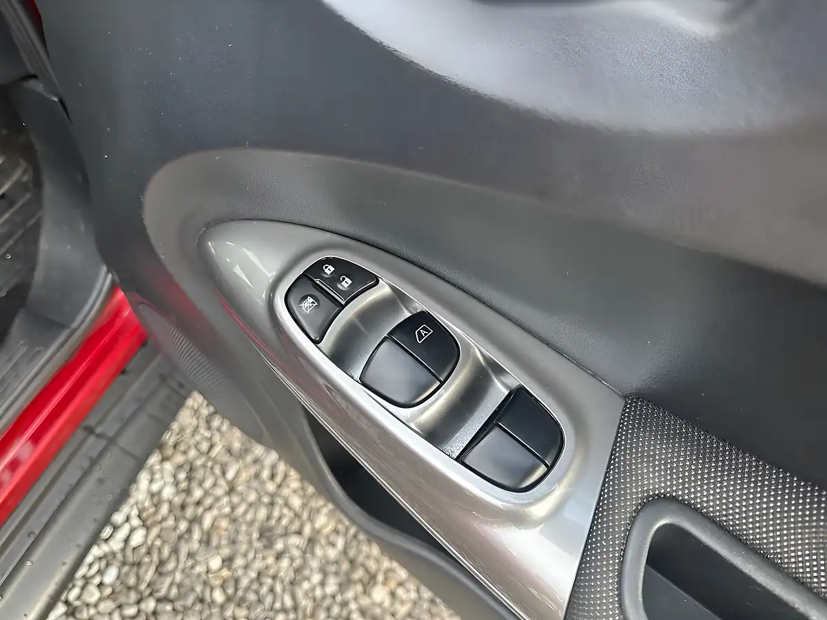 Used 2014 Nissan Juke Tekna Red - Interior and Exterior details 16
