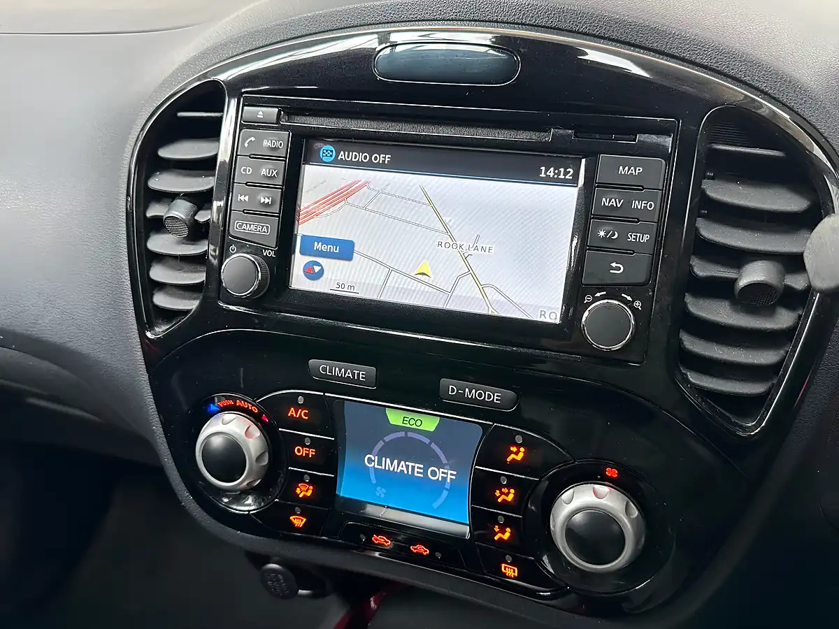 Used 2014 Nissan Juke Tekna White - Interior and Exterior details 11