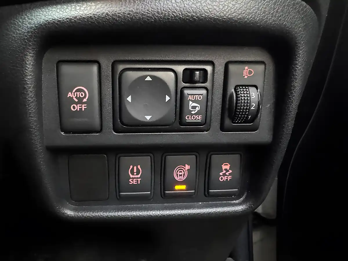 Used 2014 Nissan Juke Tekna White - Interior and Exterior details 17