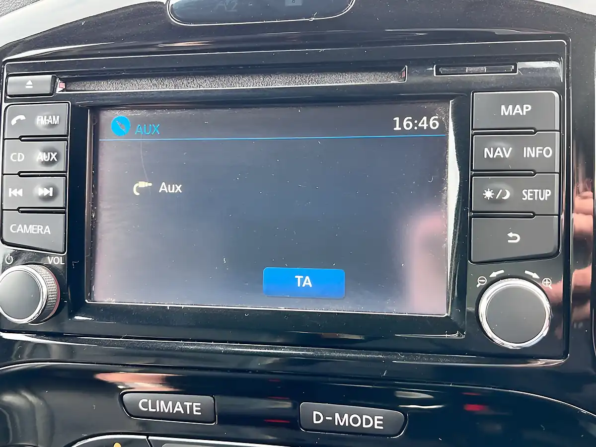 Used 2014 Nissan Juke Tekna White - Interior and Exterior details 14