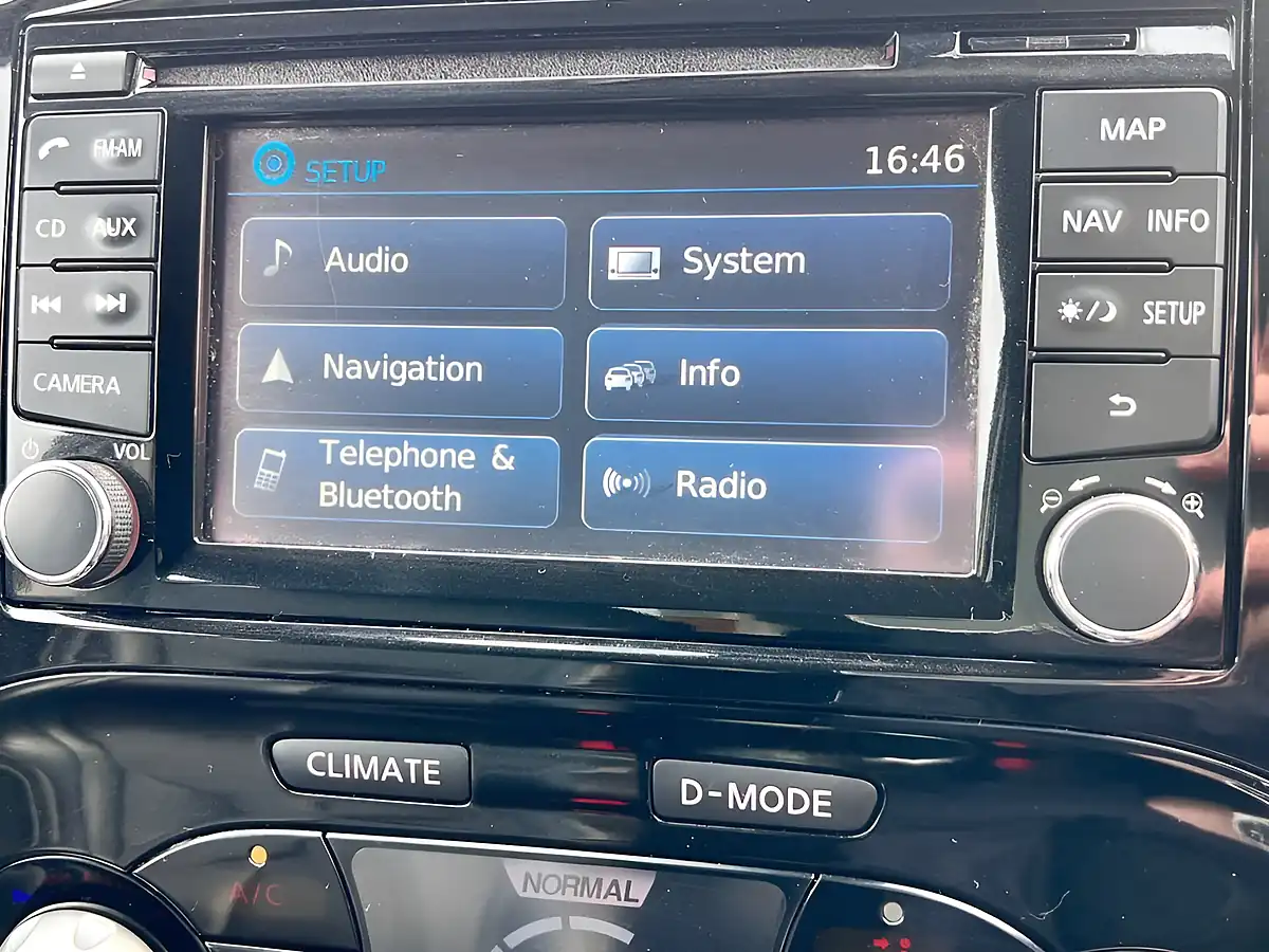 Used 2014 Nissan Juke Tekna White - Interior and Exterior details 15