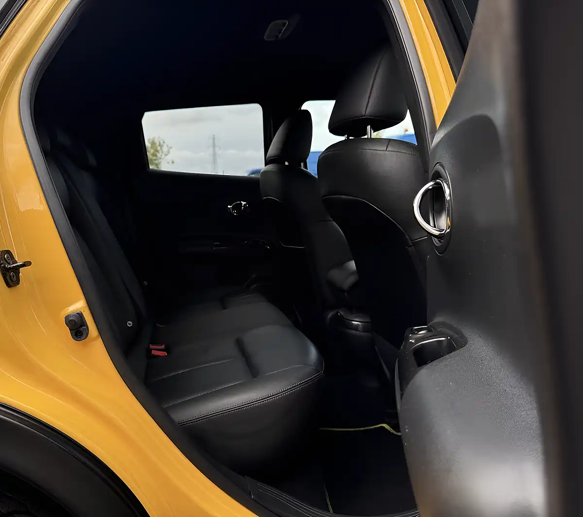 Used 2014 Nissan Juke Tekna Yellow - Interior and Exterior details 12