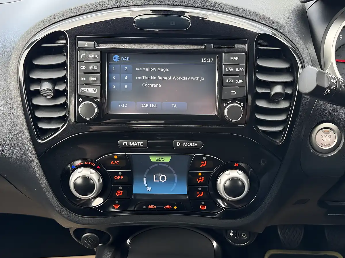 Used 2014 Nissan Juke Tekna Yellow - Interior and Exterior details 15