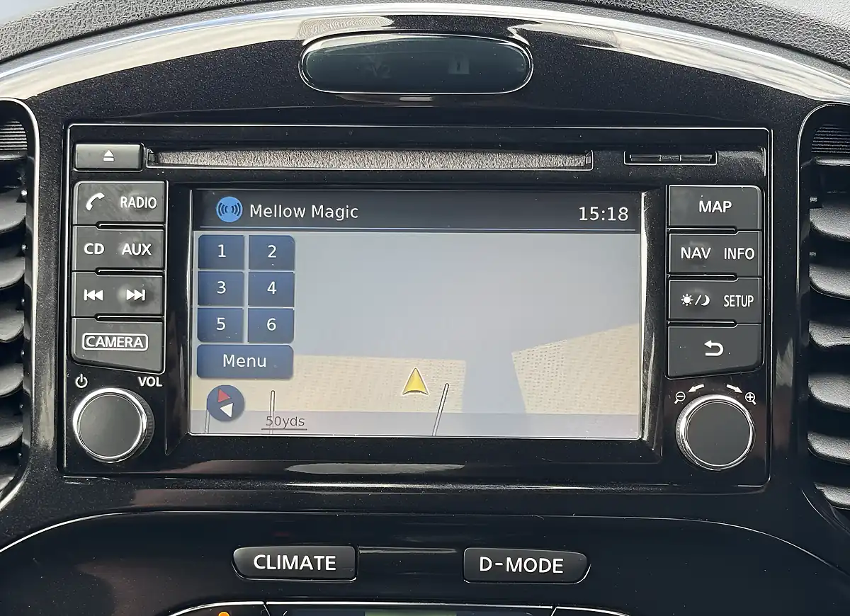 Used 2014 Nissan Juke Tekna Yellow - Interior and Exterior details 17
