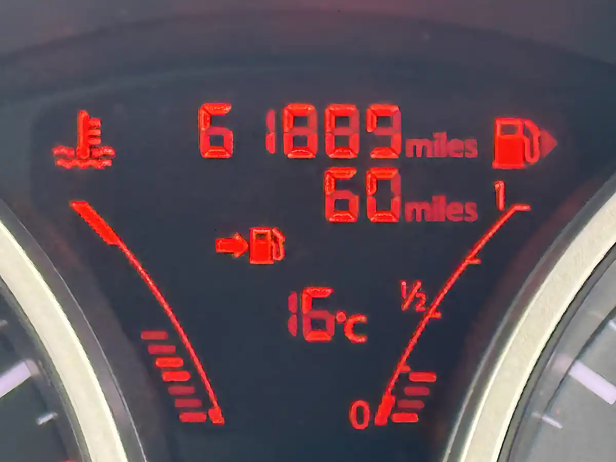 Used 2014 Nissan Juke Tekna Yellow - Interior and Exterior details 19
