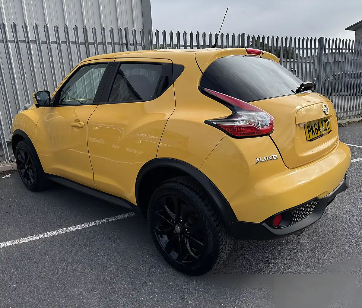 Used 2014 Nissan Juke Tekna Yellow - Interior and Exterior details 4