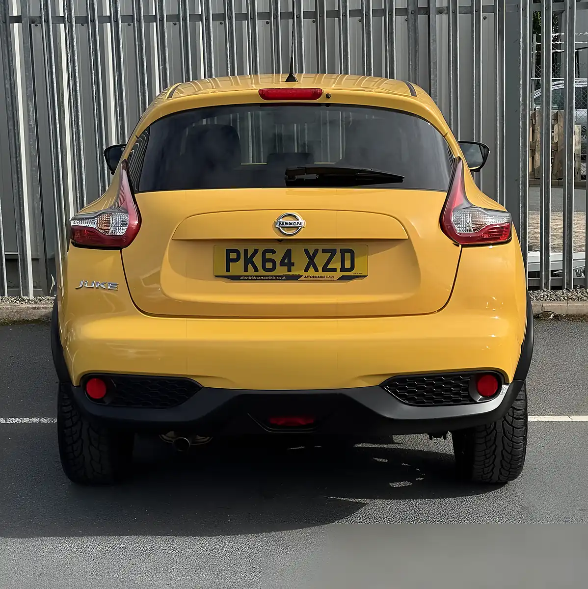 Used 2014 Nissan Juke Tekna Yellow - Interior and Exterior details 6