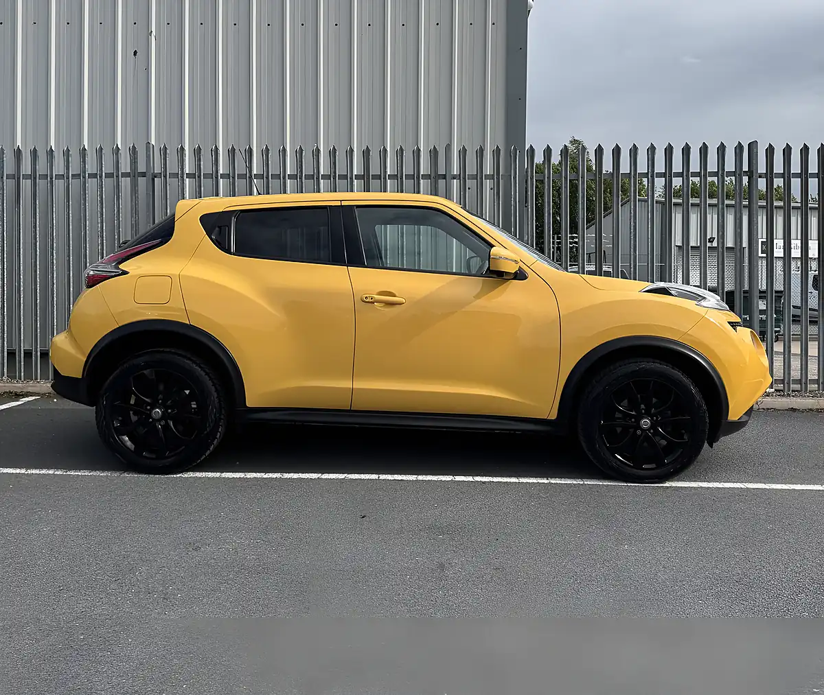 Used 2014 Nissan Juke Tekna Yellow - Interior and Exterior details 7