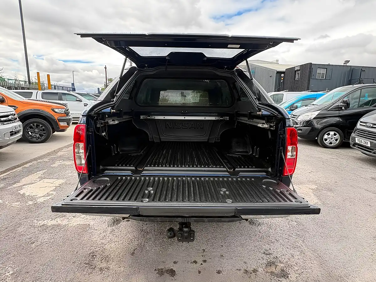Used 2014 Nissan Navara Tekna Blue - Interior and Exterior details 11