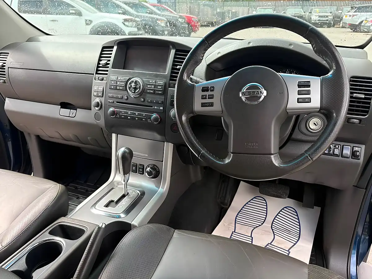 Used 2014 Nissan Navara Tekna Blue - Interior and Exterior details 15