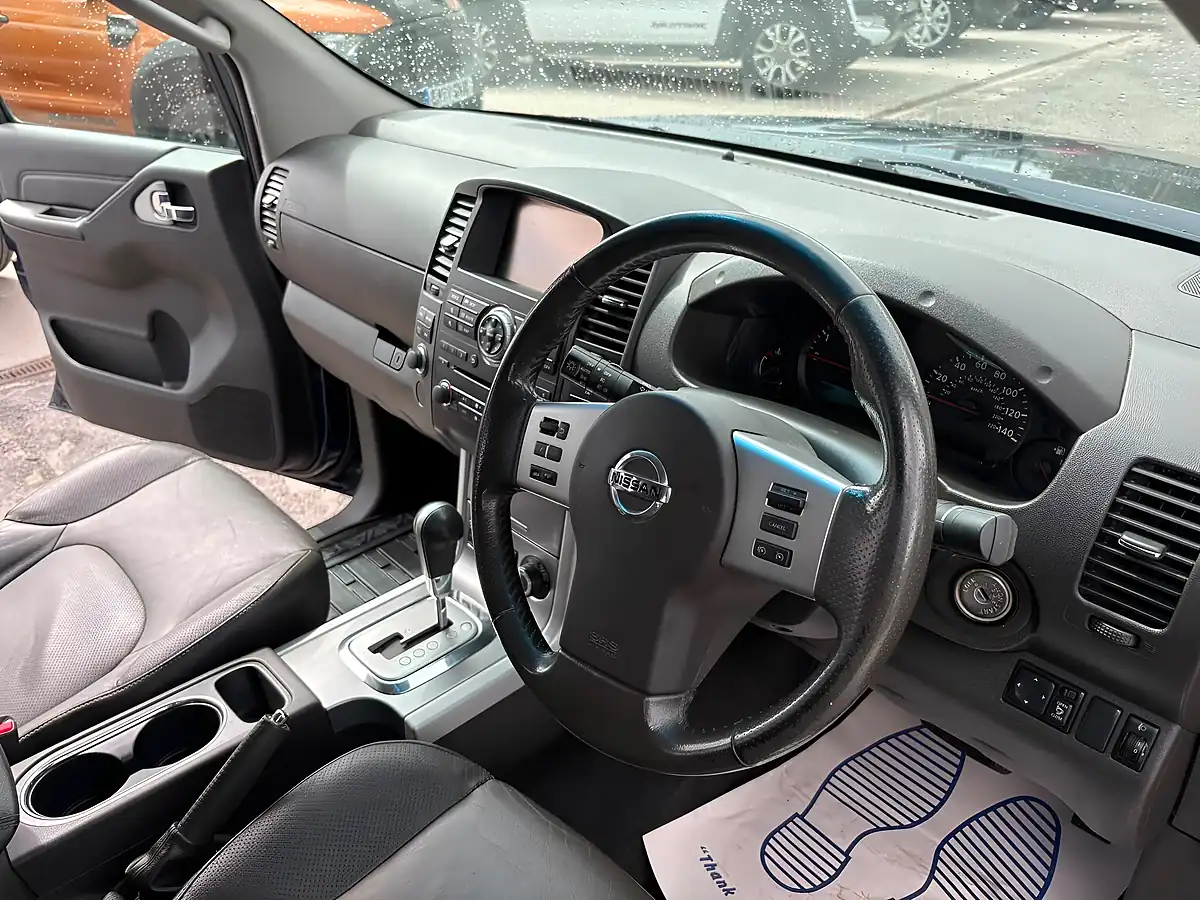 Used 2014 Nissan Navara Tekna Blue - Interior and Exterior details 17