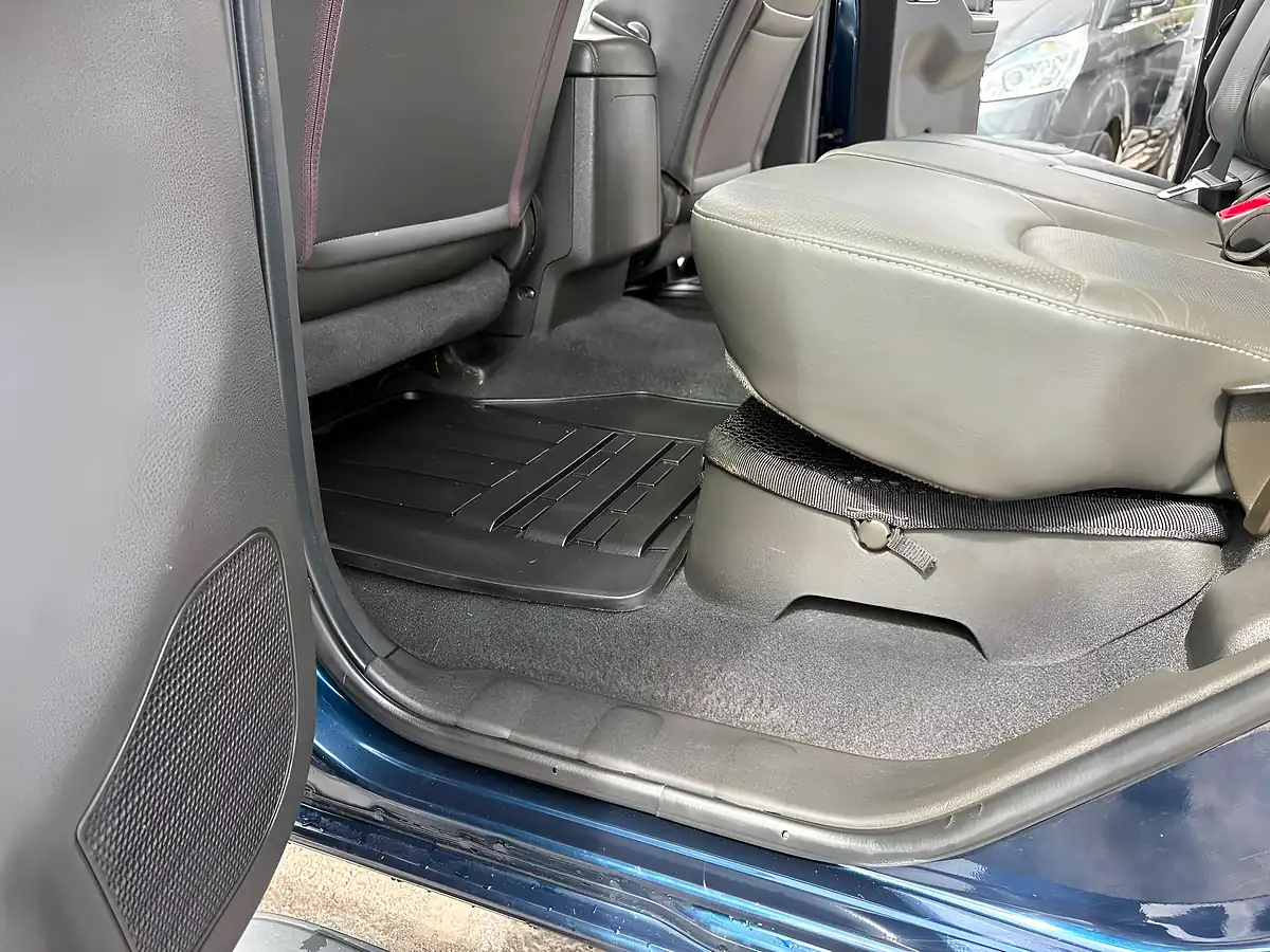 Used 2014 Nissan Navara Tekna Blue - Interior and Exterior details 19