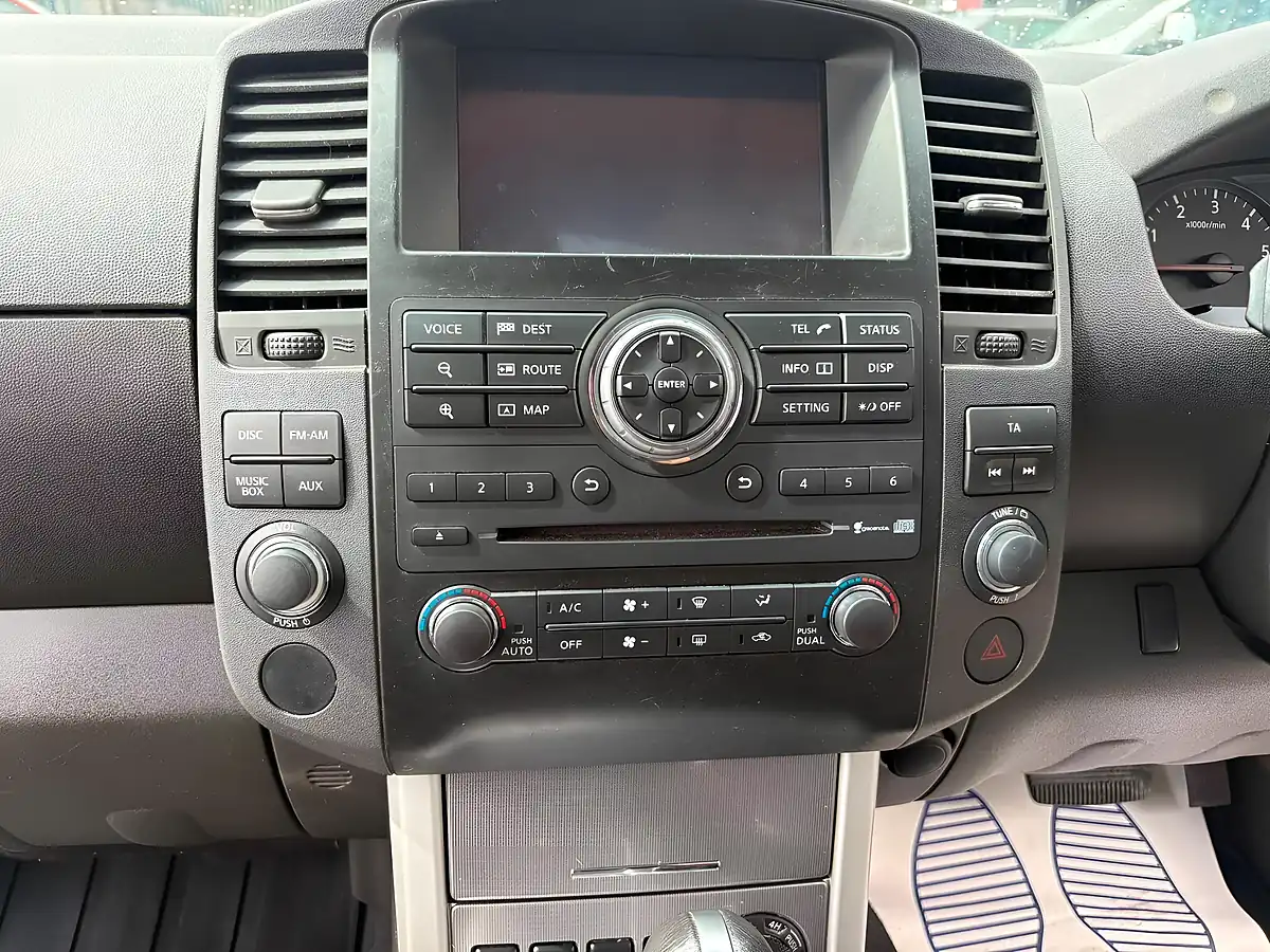 Used 2014 Nissan Navara Tekna Blue - Interior and Exterior details 20