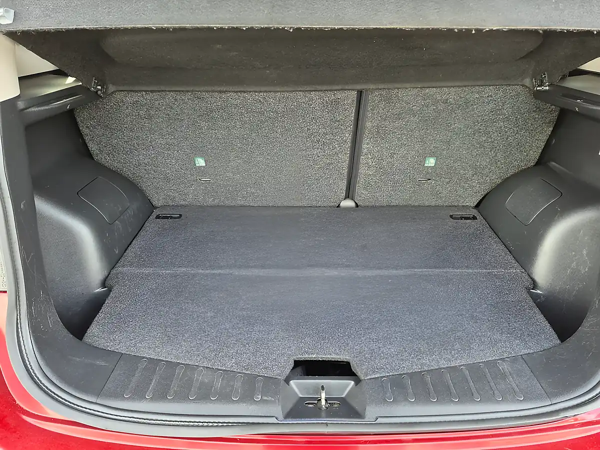 Used 2014 Nissan Note Tekna Red - Interior and Exterior details 12