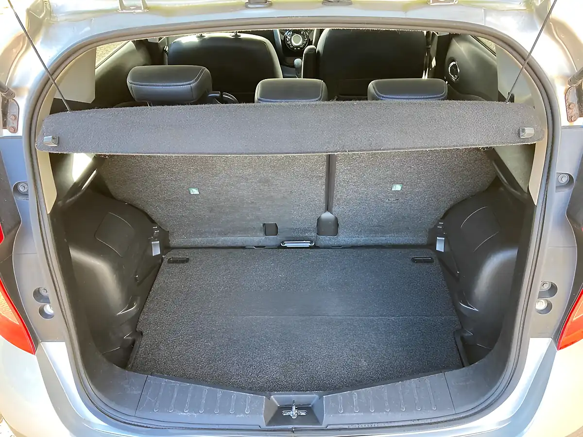 Used 2014 Nissan Note Tekna Silver - Interior and Exterior details 10