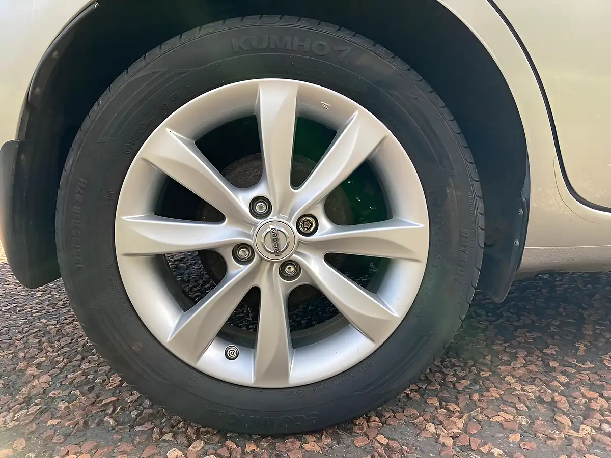 Used 2014 Nissan Note Tekna Silver - Interior and Exterior details 9