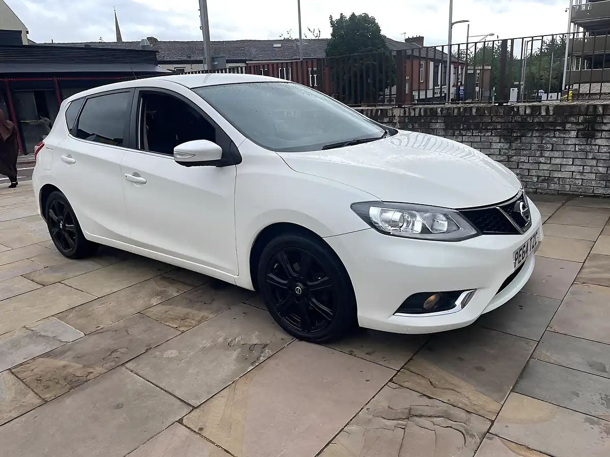 Used 2014 Nissan Pulsar Tekna White - Front View