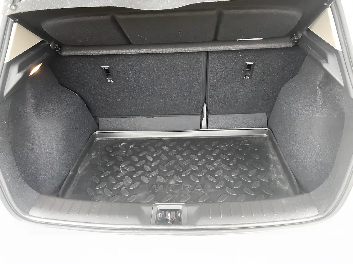Used 2014 Nissan Pulsar Tekna White - Interior and Exterior details 12