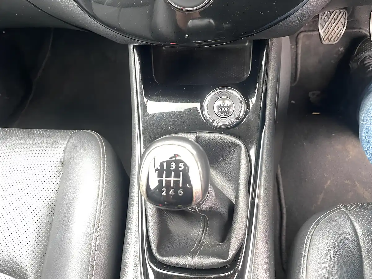 Used 2014 Nissan Pulsar Tekna White - Interior and Exterior details 17