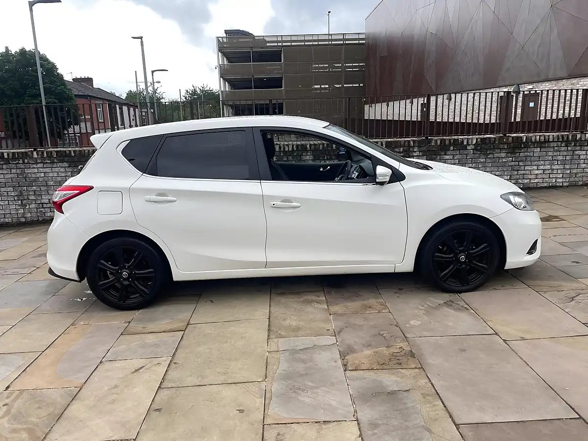 Used 2014 Nissan Pulsar Tekna White - Interior and Exterior details 2