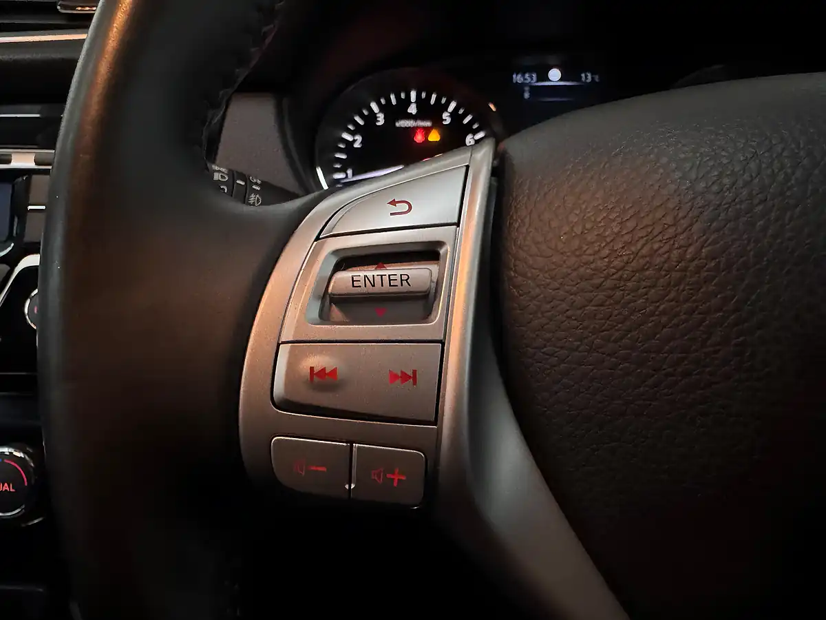 Used 2014 Nissan Qashqai Acenta 2WD Storm White - Interior and Exterior details 13