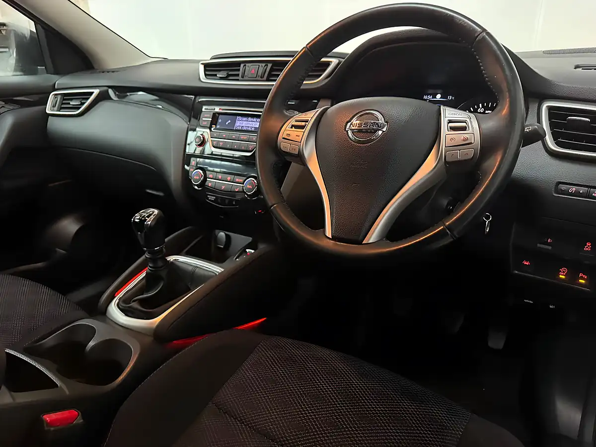 Used 2014 Nissan Qashqai Acenta 2WD Storm White - Interior and Exterior details 3