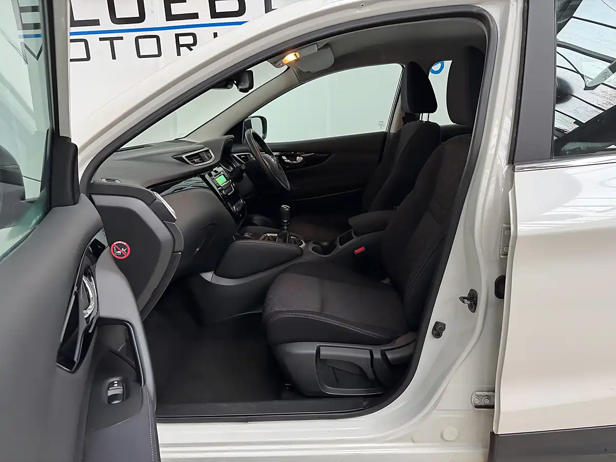Used 2014 Nissan Qashqai Acenta 2WD Storm White - Interior and Exterior details 9