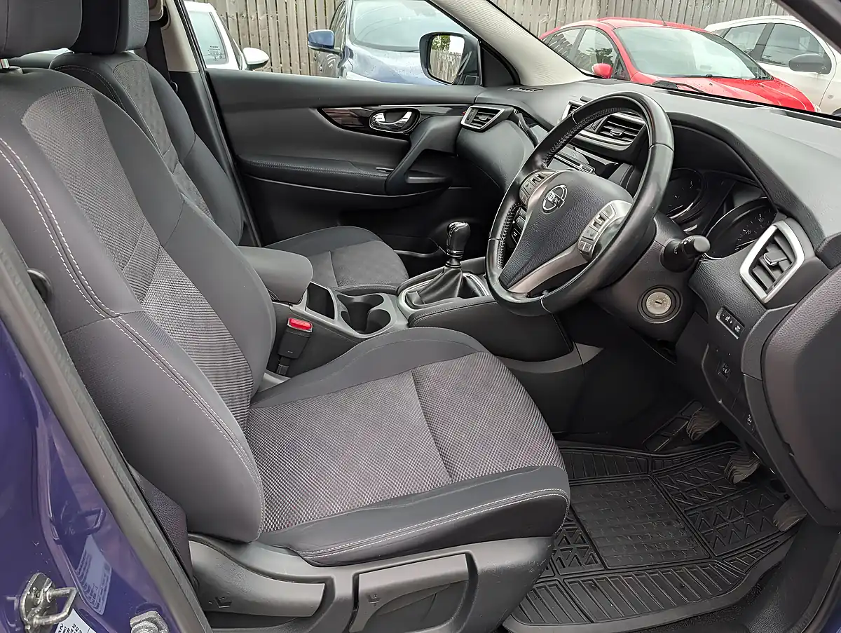 Used 2014 Nissan Qashqai Acenta Blue - Interior and Exterior details 14