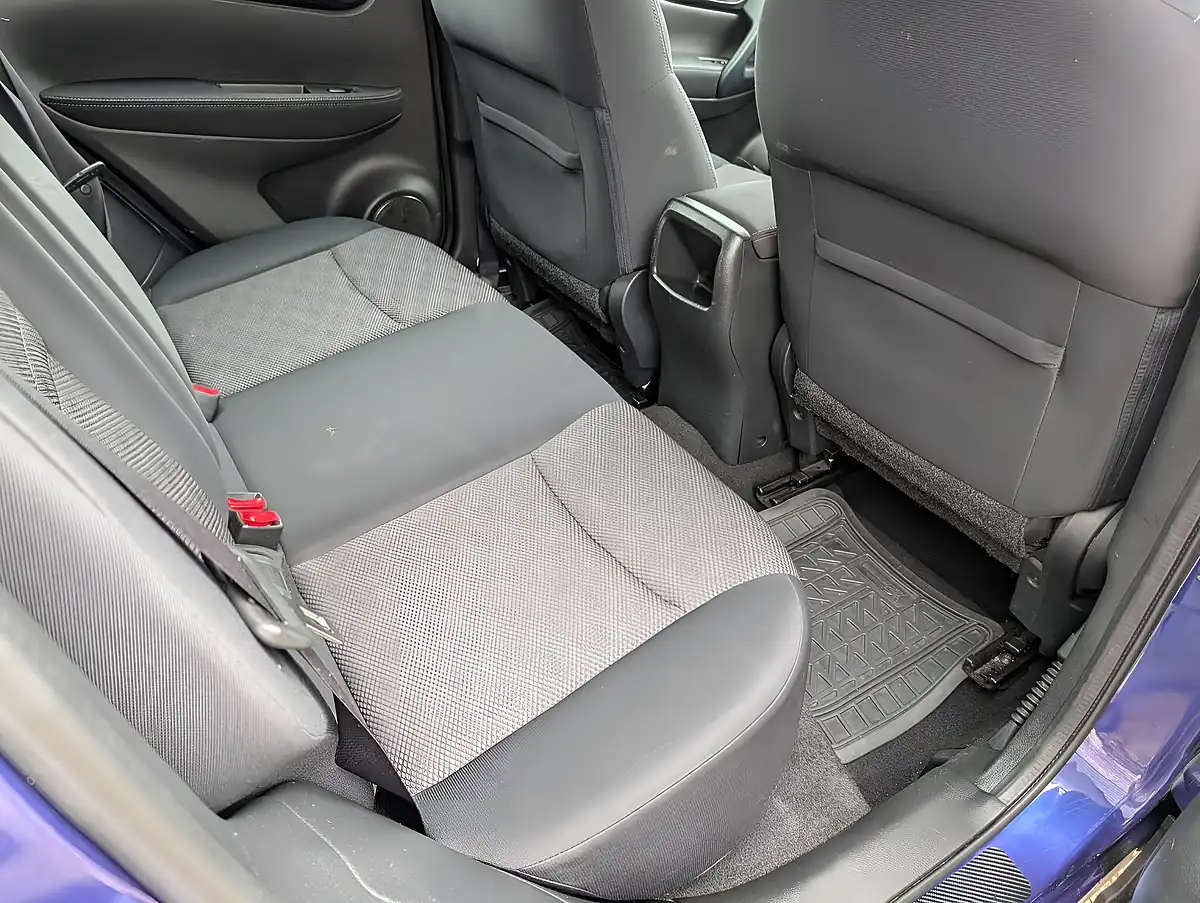 Used 2014 Nissan Qashqai Acenta Blue - Interior and Exterior details 16