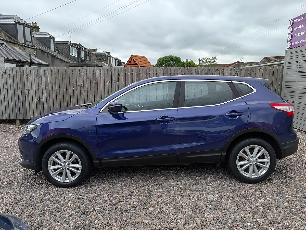 Used 2014 Nissan Qashqai Acenta Blue - Interior and Exterior details 4