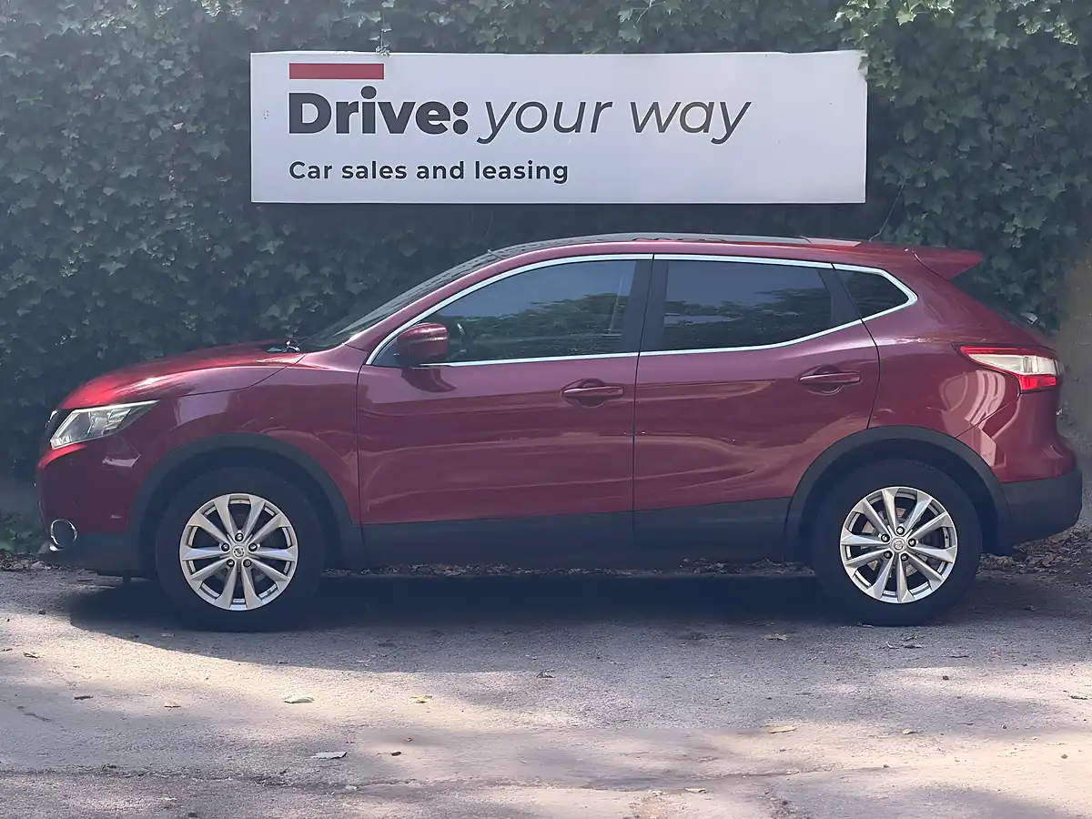 Used 2014 Nissan Qashqai Acenta Premium Red - Interior and Exterior details 4