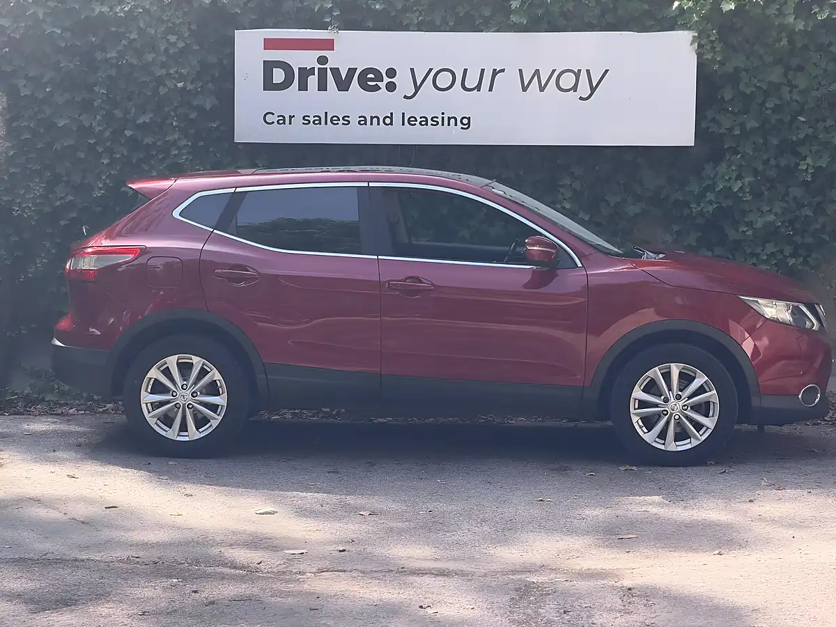 Used 2014 Nissan Qashqai Acenta Premium Red - Interior and Exterior details 5