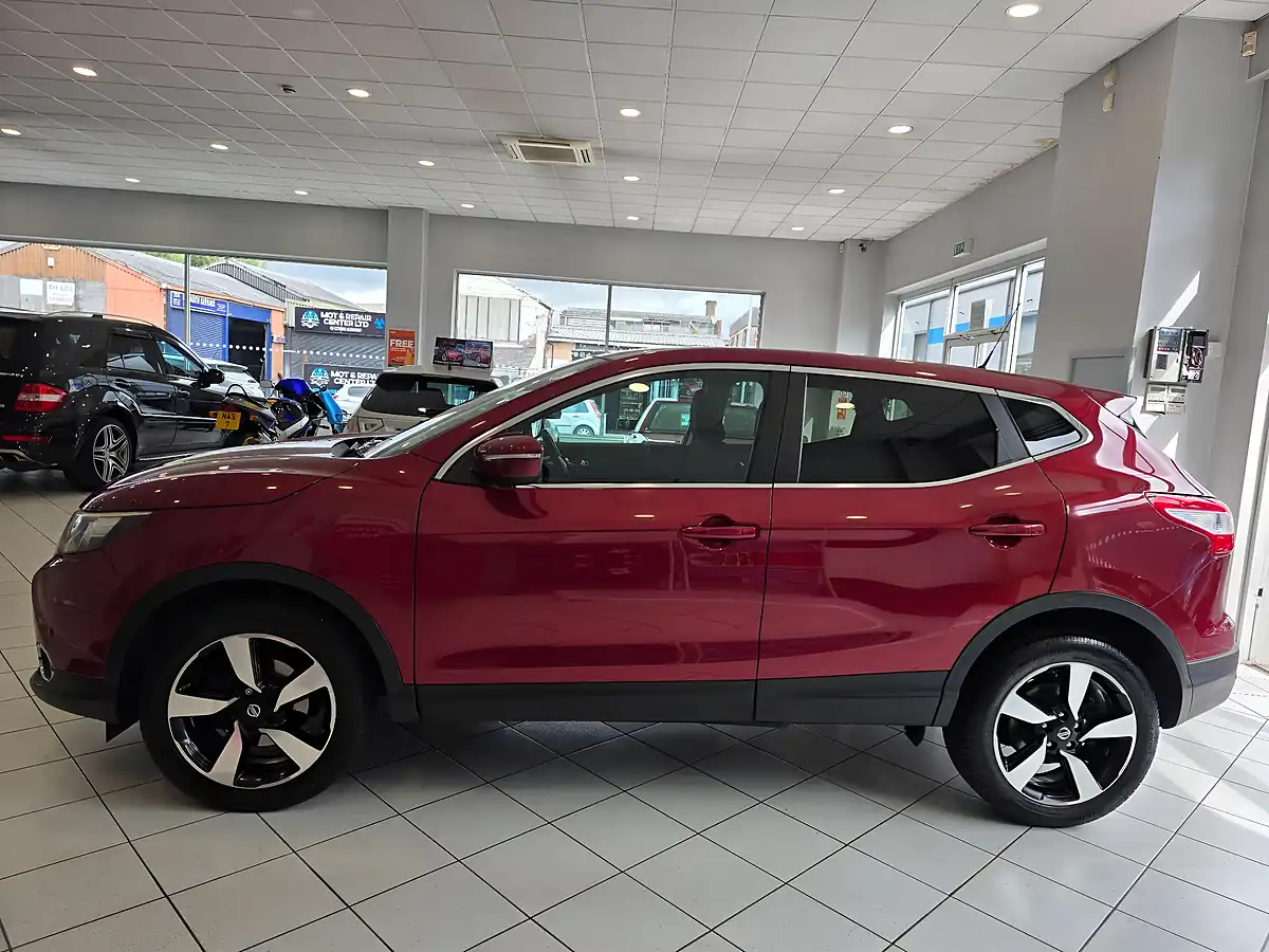 Used 2014 Nissan Qashqai Acenta Premium Red - Interior and Exterior details 5