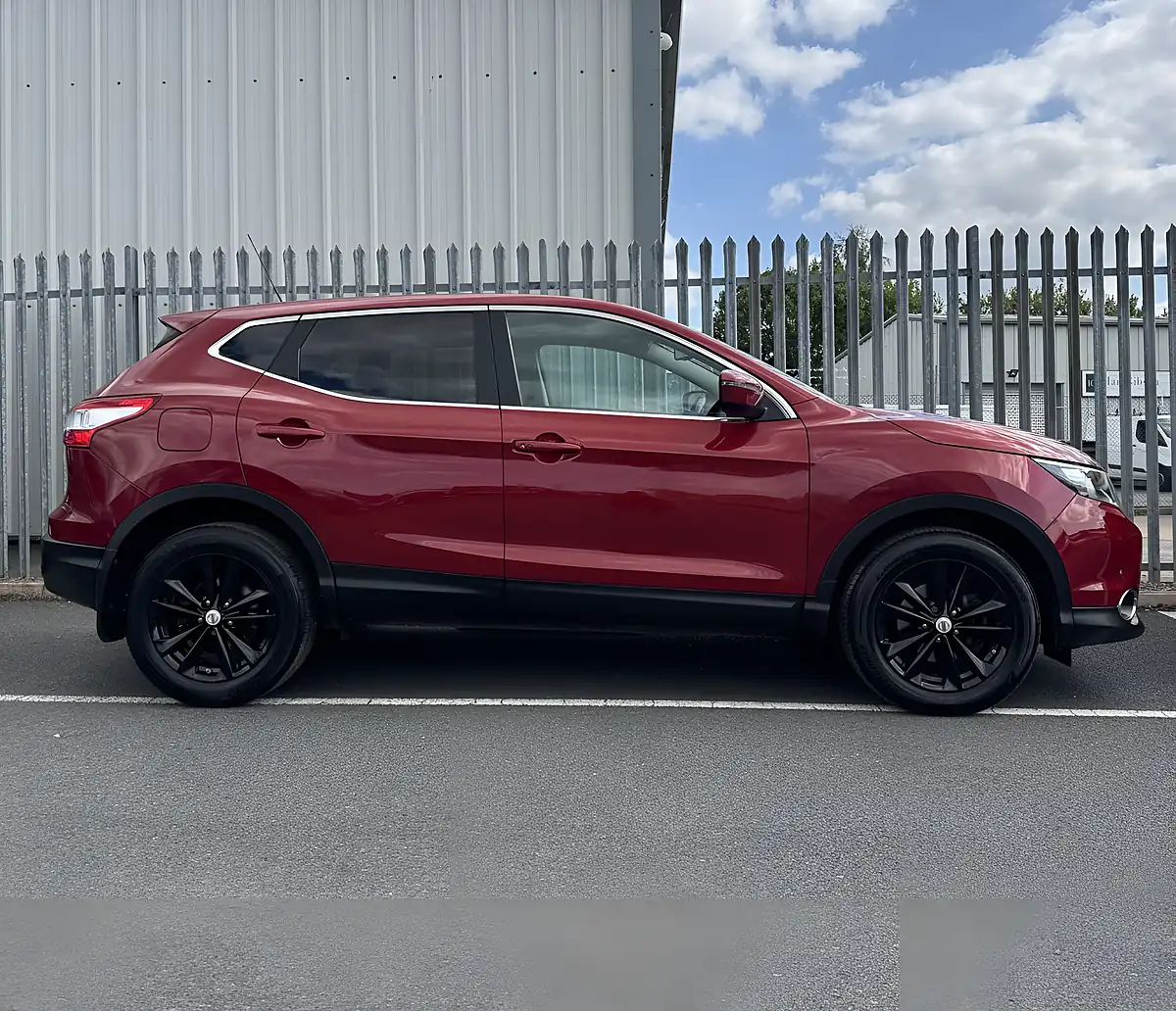 Used 2014 Nissan Qashqai Acenta Premium Red - Interior and Exterior details 7