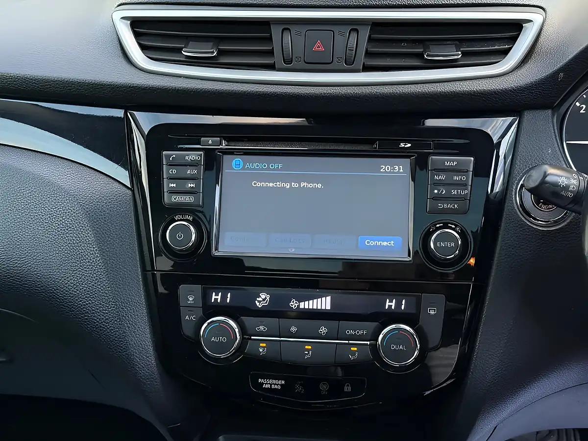 Used 2014 Nissan Qashqai Acenta Premium Silver - Interior and Exterior details 17